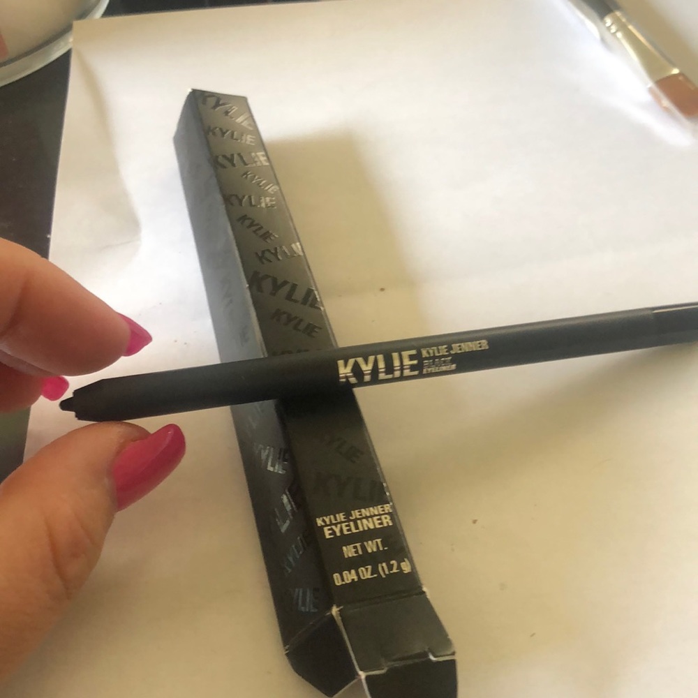 Kylie black eyeliner